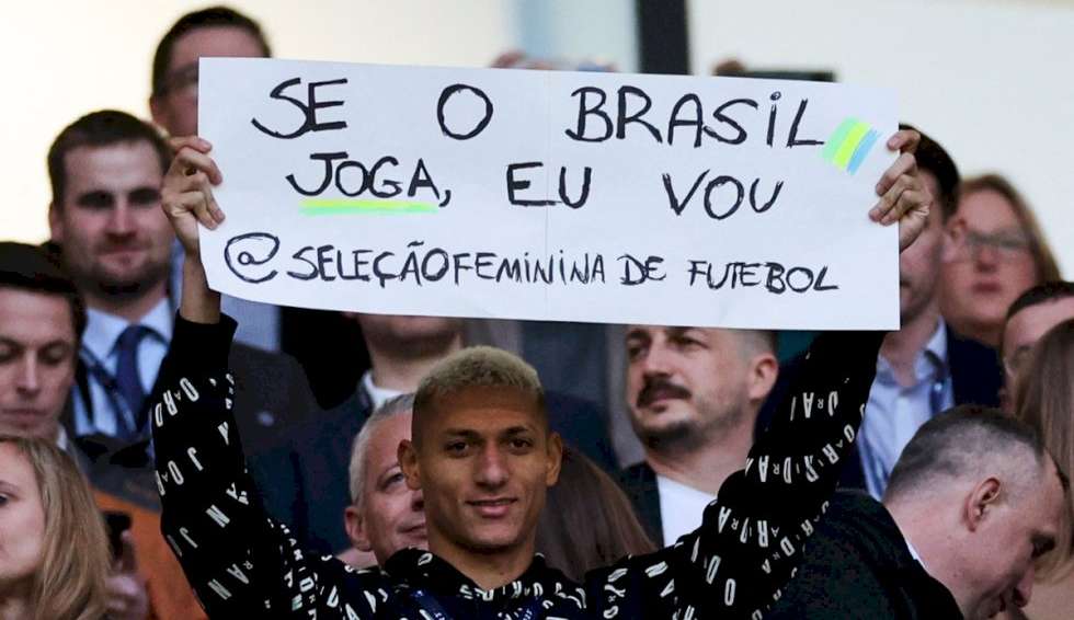 Richarlison apoia a Seleção Brasileira Feminina em Wembley e viraliza na internet