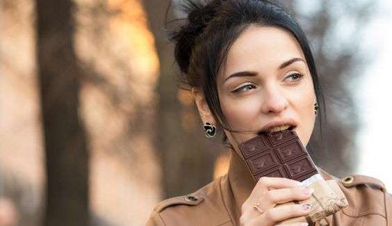 Chocolate possui muitos benefícios e não é o vilão da acne Lorena Bueri