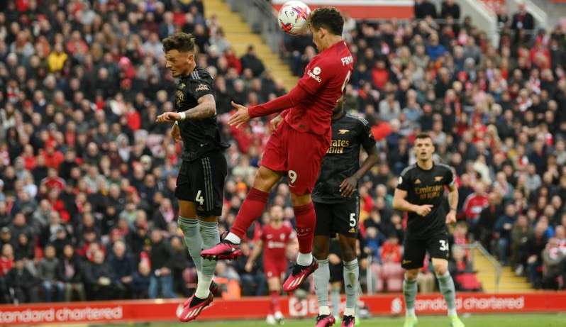 Liverpool empata com o United e Arsenal se mantém líder da Premier