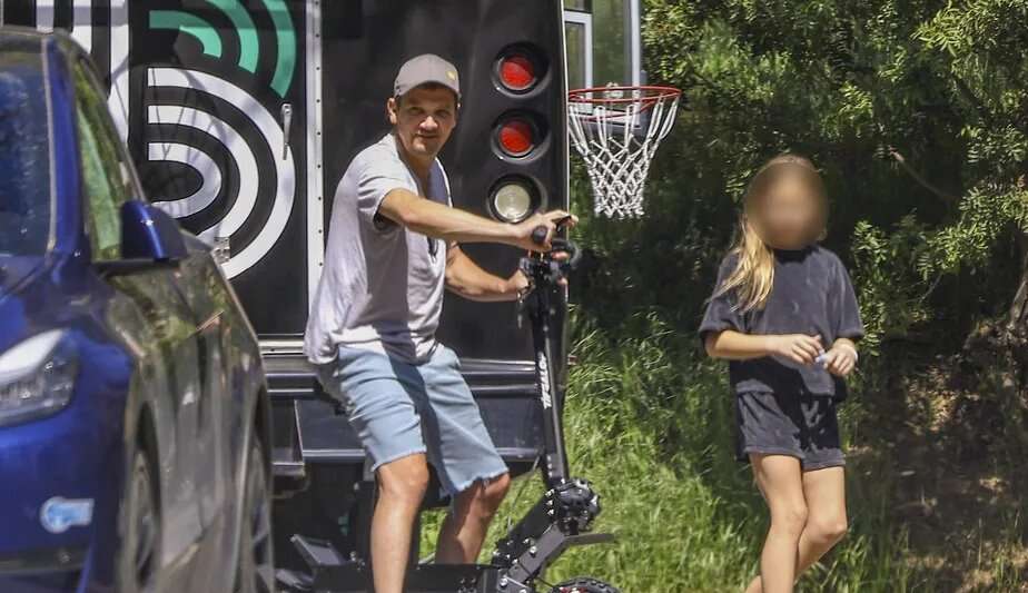 Jeremy Renner é visto andando de scooter com a filha Lorena Bueri