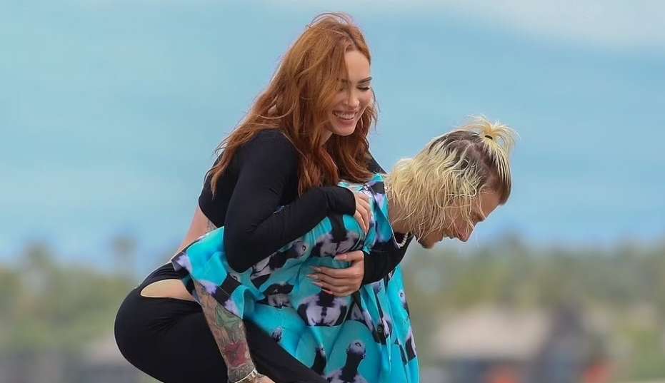 Megan Fox e Machine Gun Kelly retomam relacionamento e aproveitam férias no Havaí