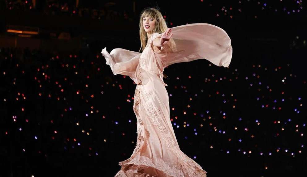 Taylor Swift homenageia sua trajetória atráves de looks na “The Eras Tour” Lorena Bueri