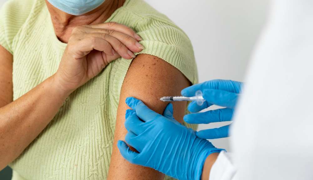 Covid-19: Vacina da AstraZeneca deixa de ser recomendada pelo Ministério da Saúde