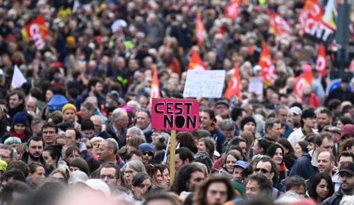 Manifestantes protestam contra a nova reforma da previdência francesa