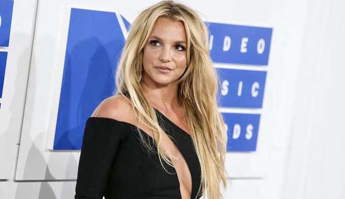 Britney Spears trabalha em sua autobiografia explosiva e turbulenta Lorena Bueri