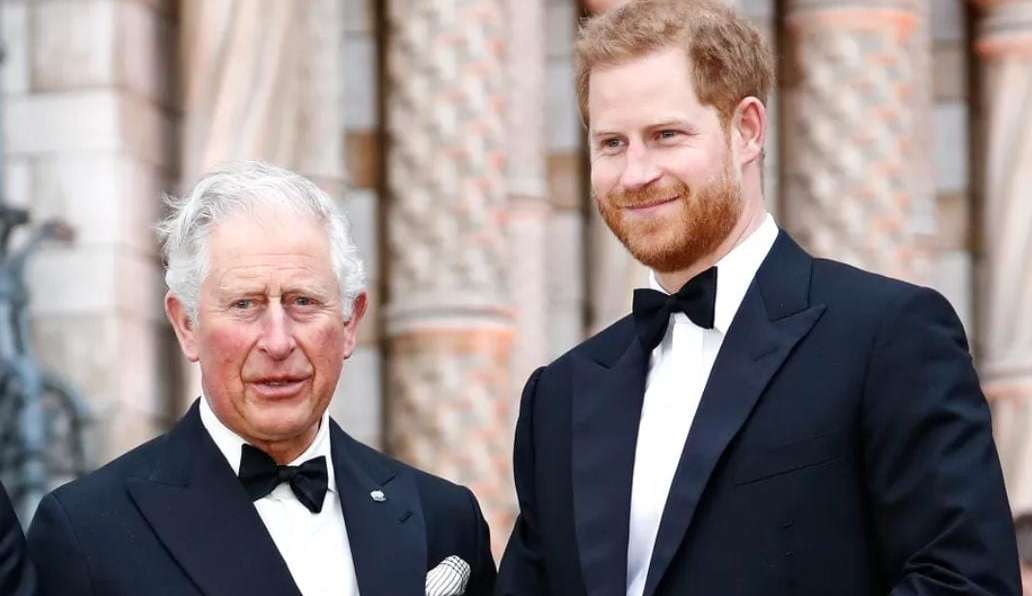Princípe Harry tenta amenizar conflitos com a família real ao participar da coroação de Charles III