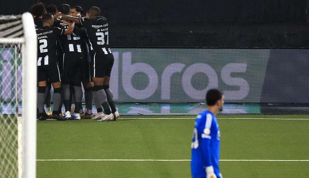 Botafogo estréia com vitória diante do São Paulo em casa Lorena Bueri