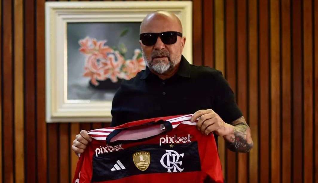 Novo técnico do Flamengo, Jorge Sampaoli desembarca no Rio de Janeiro