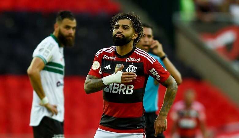 Flamengo bate o Coritiba no Maracanã 