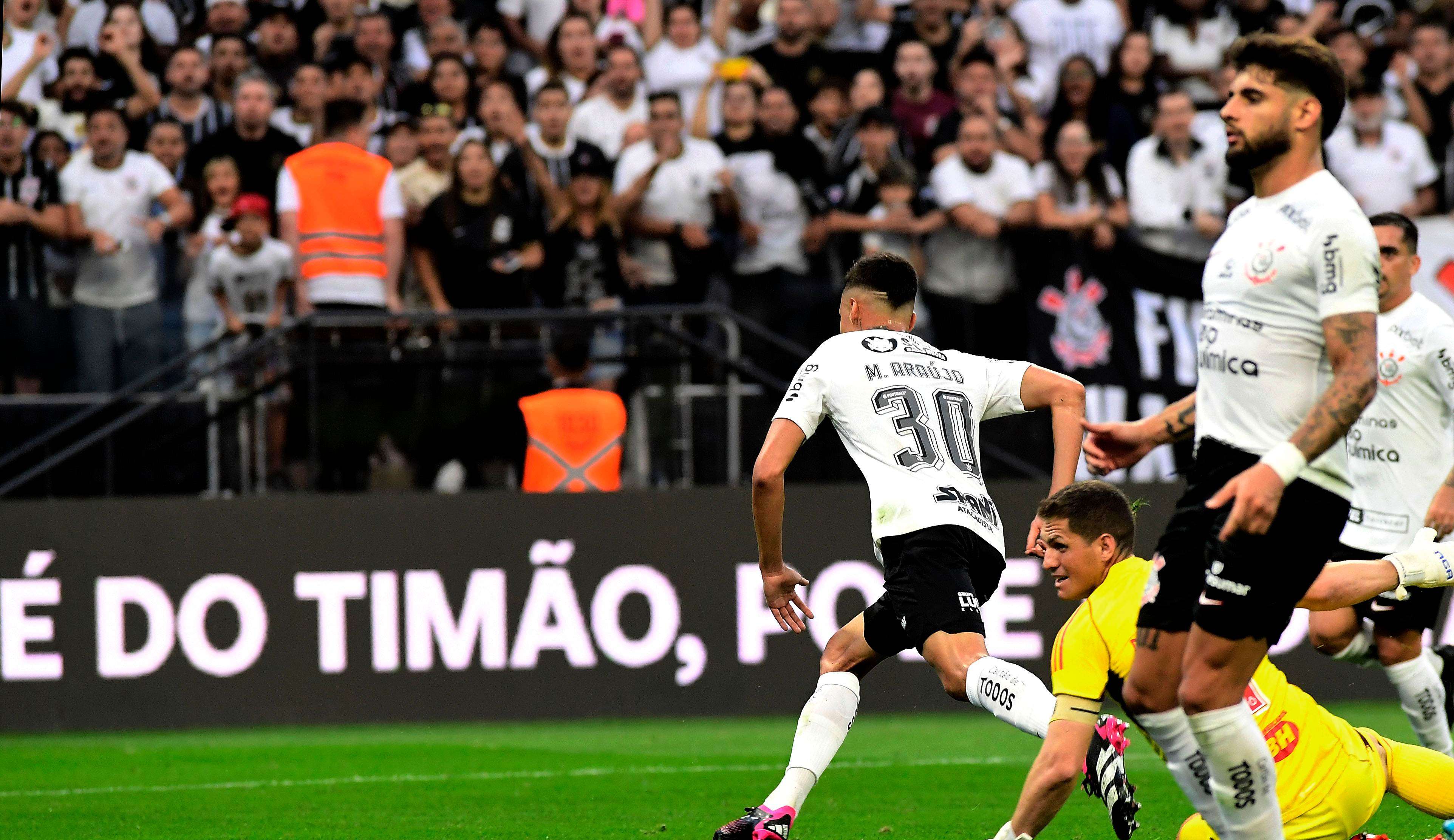 Corinthians bate Cruzeiro na estreia do Campeonato Brasileiro