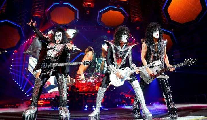 Kiss pede vodca em lista de exigências para shows no Brasil  Lorena Bueri