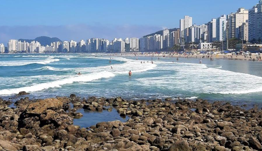Surfista e bombeiro salvam banhistas em situação de afogamento no Guarujá Lorena Bueri