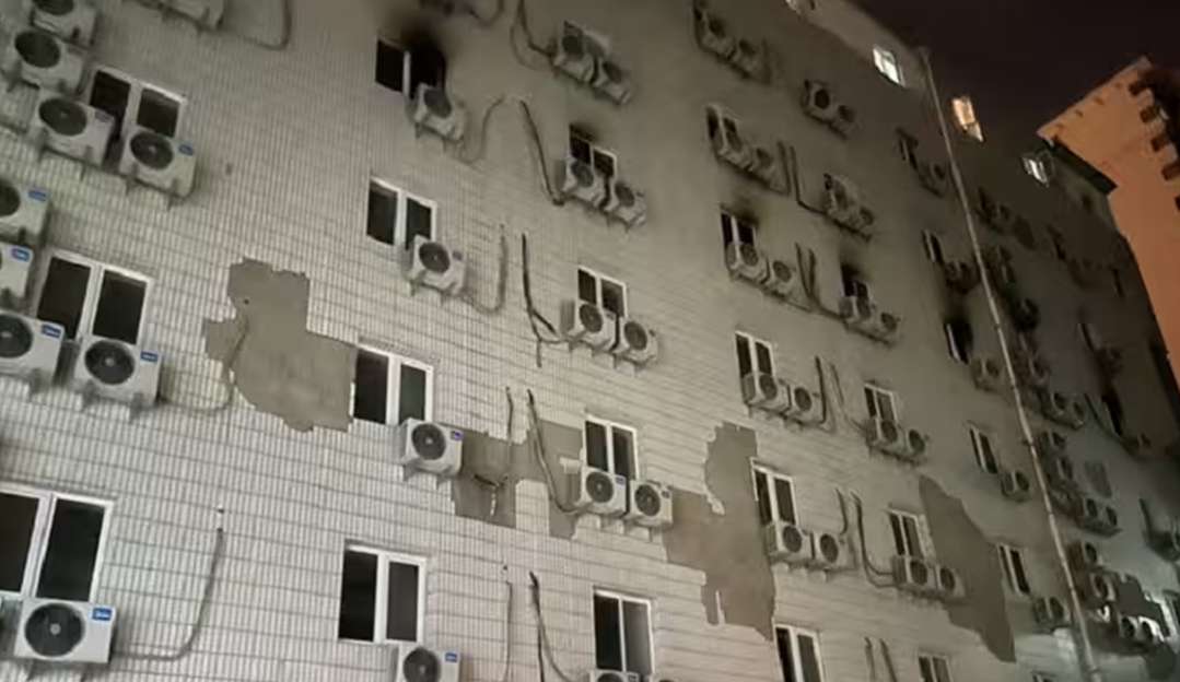 Incêndio deixa 21 mortos em hospital de Pequim Lorena Bueri