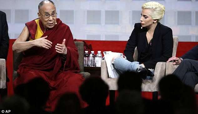 Dalai Lama sofre novas críticas após vídeo com Lady Gaga voltar a ser compartilhado