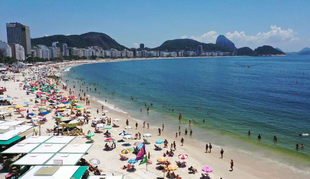 Passeios em bolhas infláveis são proibidos nas praias do Rio de Janeiro