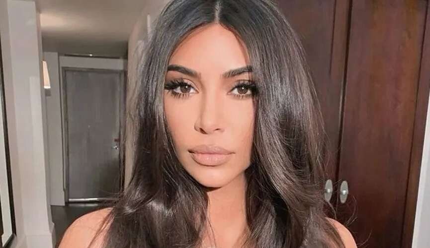 Kim Kardashian enlouquece os fãs ao posar com novos biquínis de seu grife Lorena Bueri