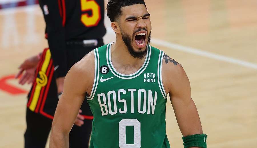 Boston Celtics derrota Atlanta Hawks fora de casa Lorena Bueri