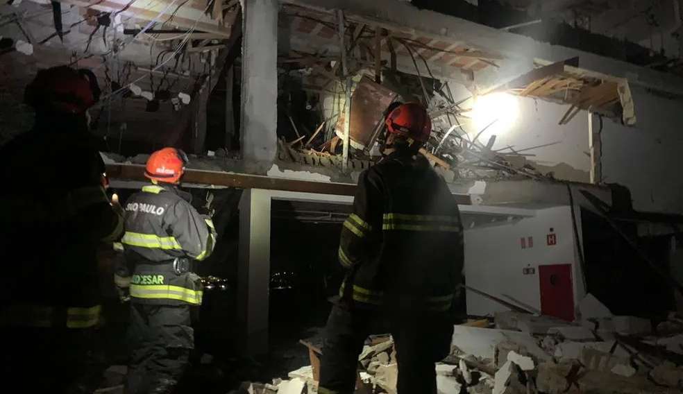 Polícia Civil faz perícia em prédio que explodiu em Campos do Jordão