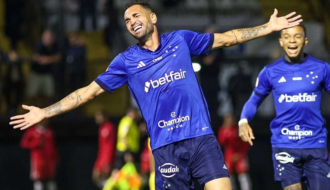 Gilberto volta a marcar, Cruzeiro vence Bragantino e avança na tabela do Campeonato Brasileiro