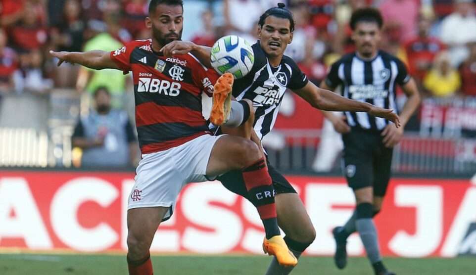 Botafogo vence o Flamengo pelo Brasileirão em jogo de cinco gols