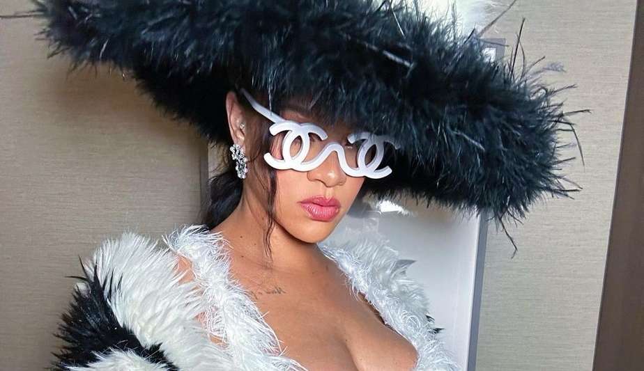 Rihanna Exibe barriga da segunda gravidez em vestido de pelinhos