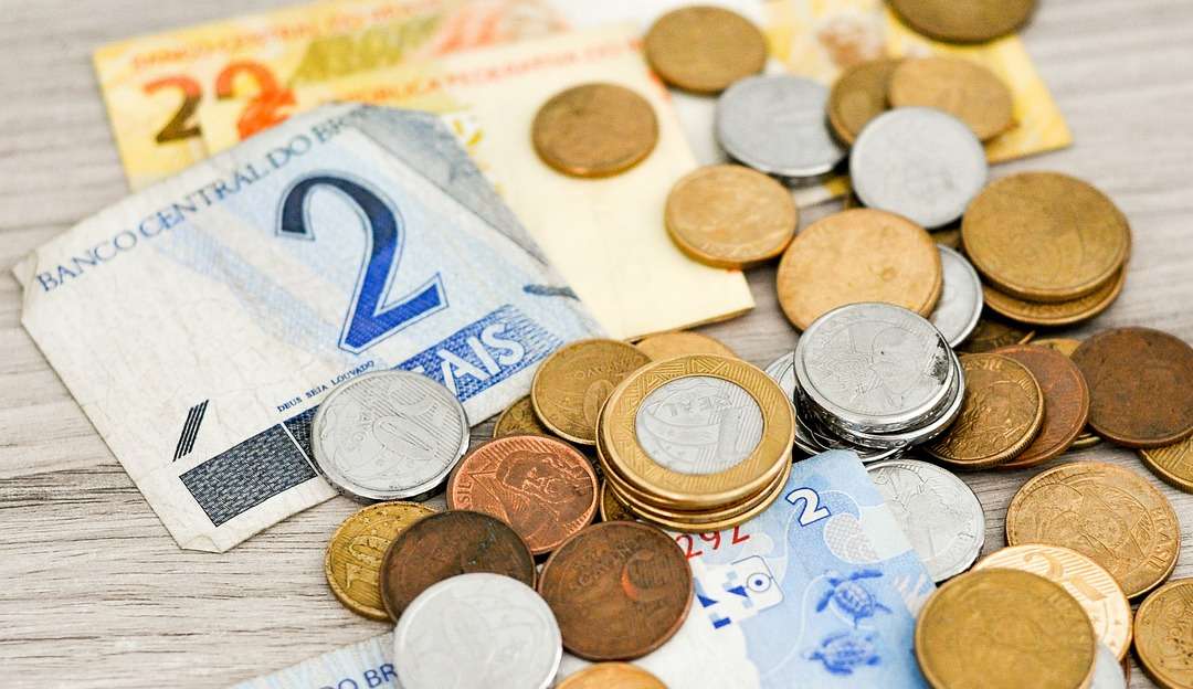 Aumento do salário a partir de 1° de maio pode aumentar déficit brasileiro Lorena Bueri