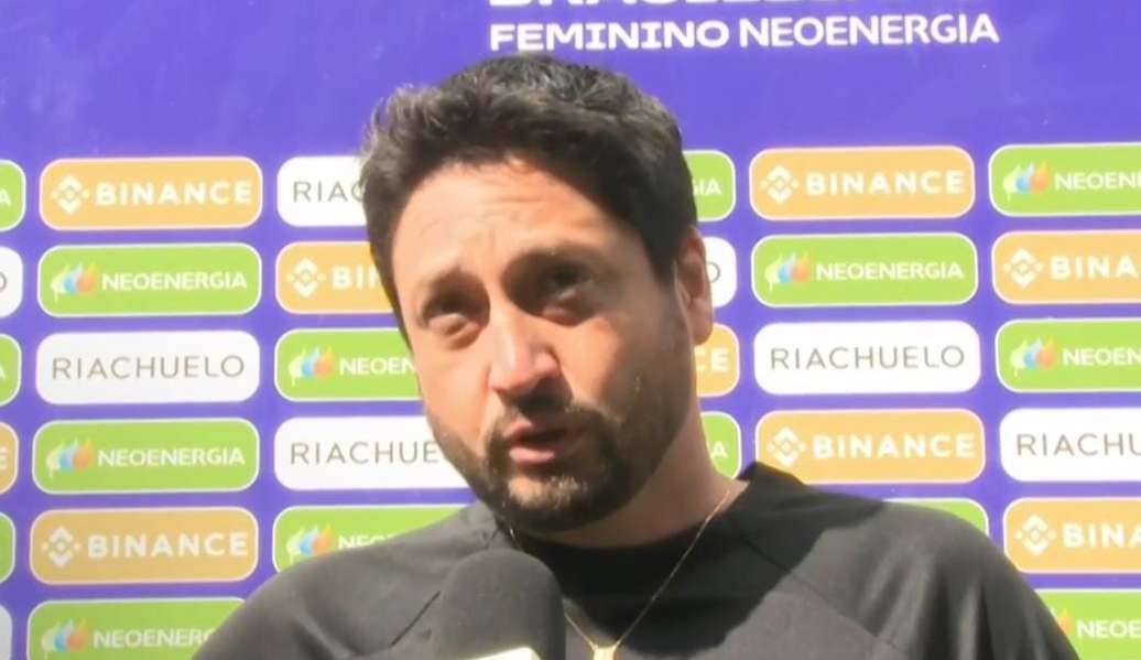 Técnico do time feminino do Corinthians afirma que jogadoras sofrem ameaças  Lorena Bueri