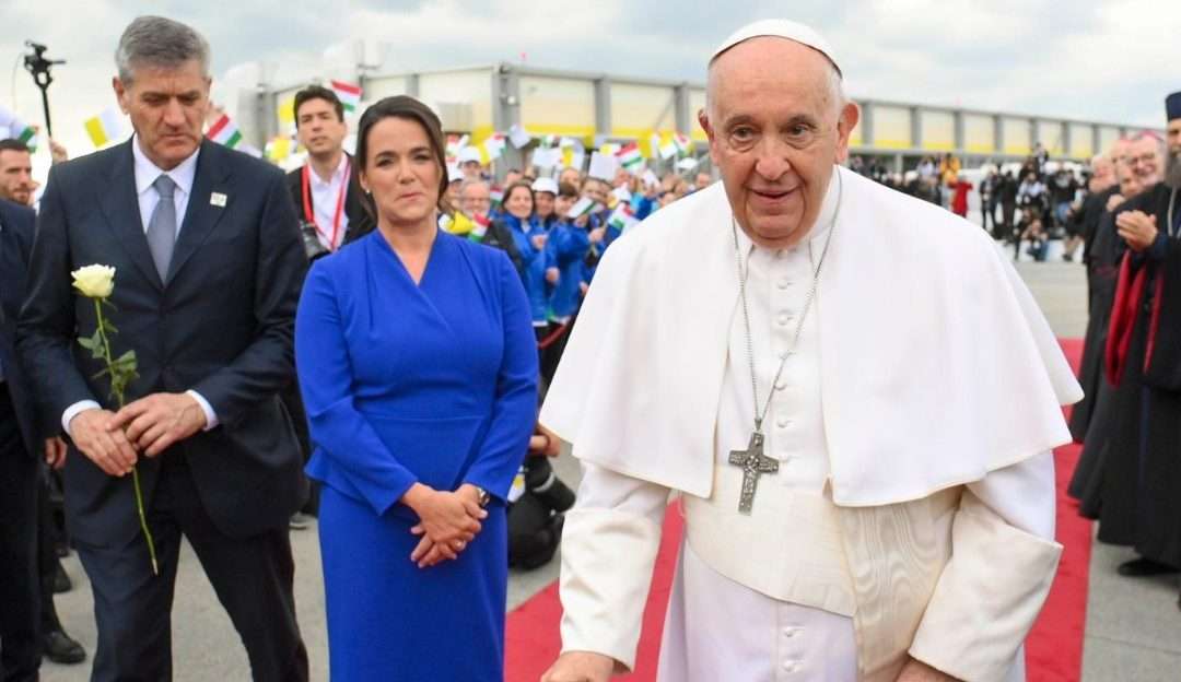 Papa Francisco revela que teve Pneumonia aguda em março  Lorena Bueri