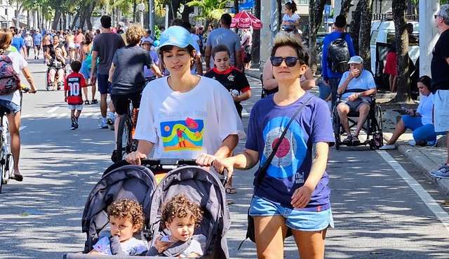 Nanda Costa e sua esposa fazem passeio com as filhas no Rio  Lorena Bueri