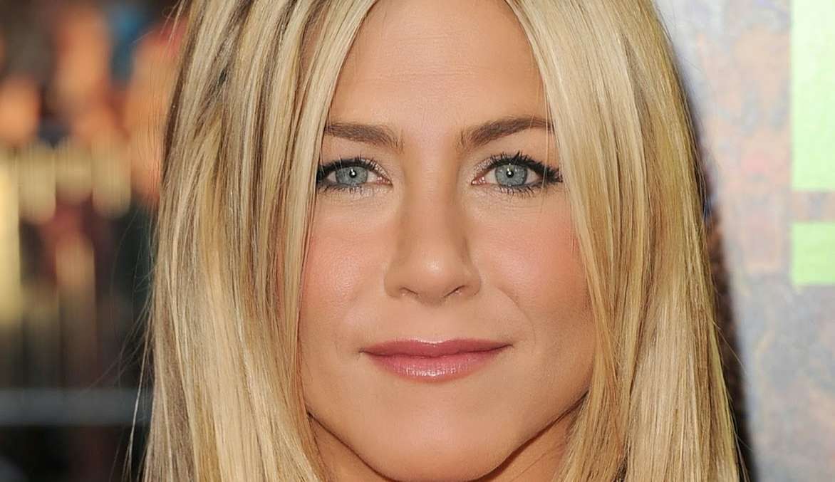 Jennifer Aniston surge com vídeo em homenagem a amigas famosas