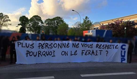 Torcida do PSG faz protesto no centro de treinamento do clube em Paris Lorena Bueri