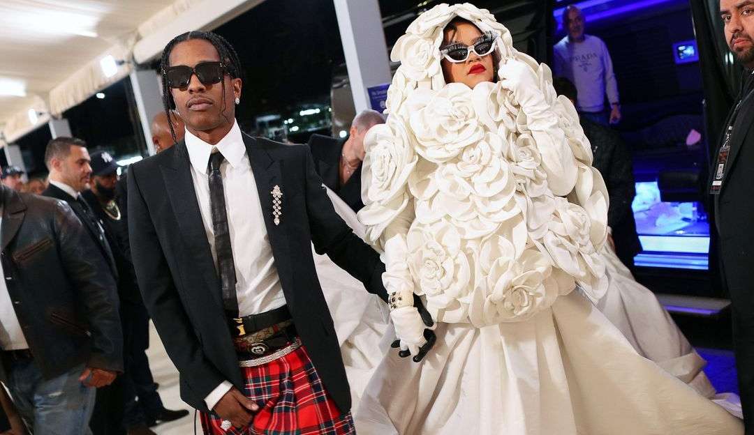Rihanna e A$AP Rocky desfilam vestindo looks glamourosos no Met Gala