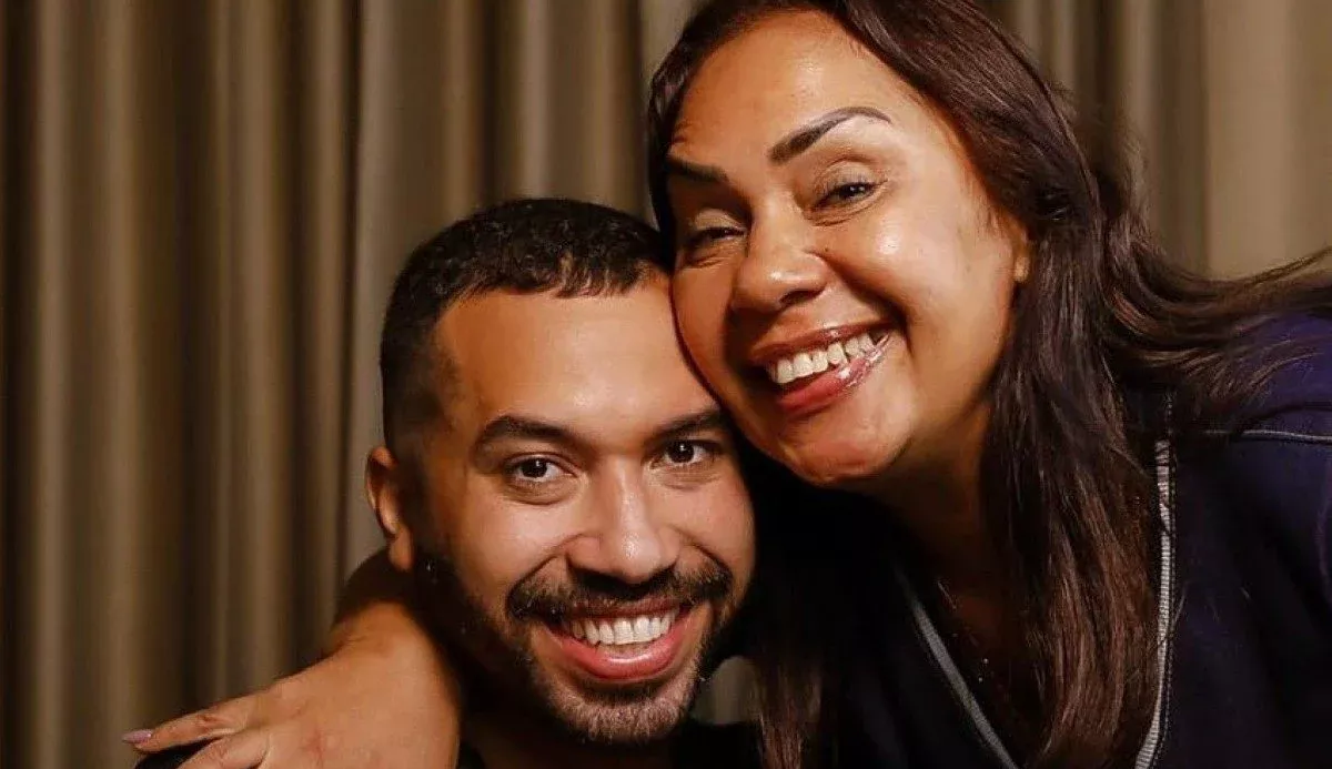 Indignada: Mãe de Gilberto do ‘BBB 21’ desabafa após o economista sofrer ataques homofóbicos