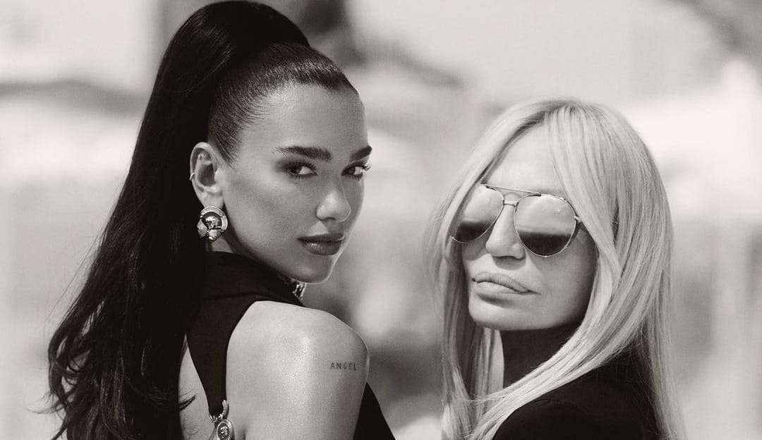 Donatella Versace anuncia colaboração com Dua Lipa em coleção feminina