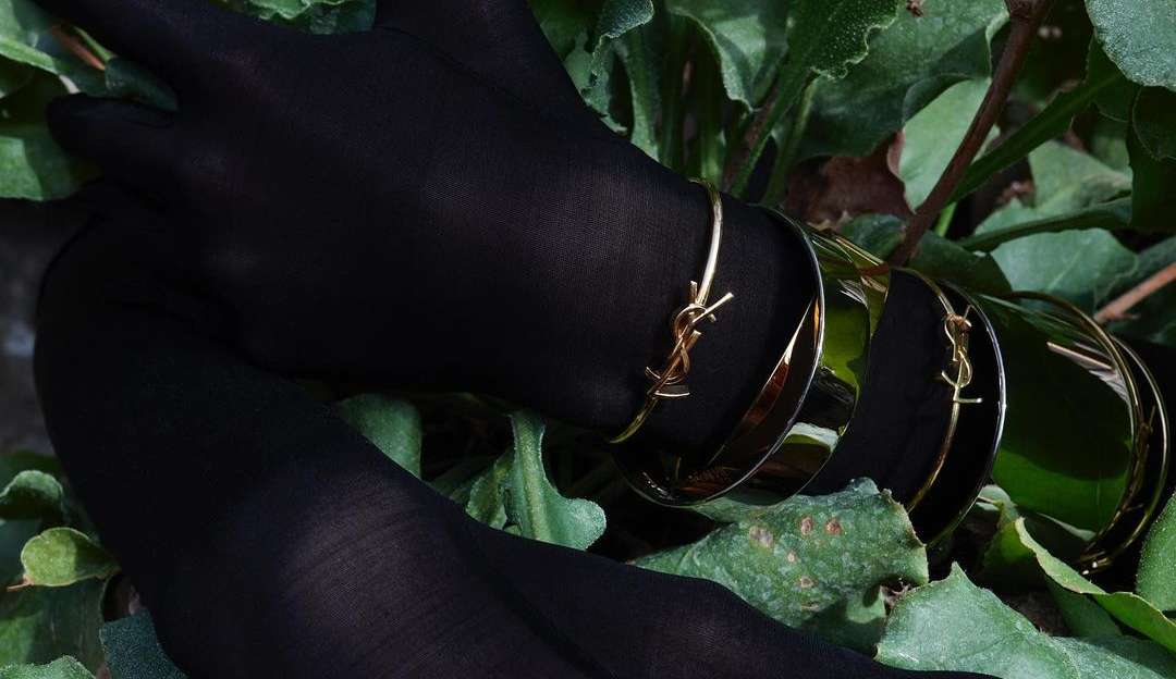 Saint Laurent marca estreia no fine jewelry com linha de luxo atemporal Lorena Bueri