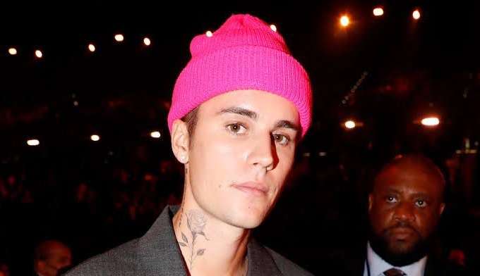 Justin Bieber se estressa com paparazzi: 'Tenho vontade de quebrar seu pescoço' Lorena Bueri