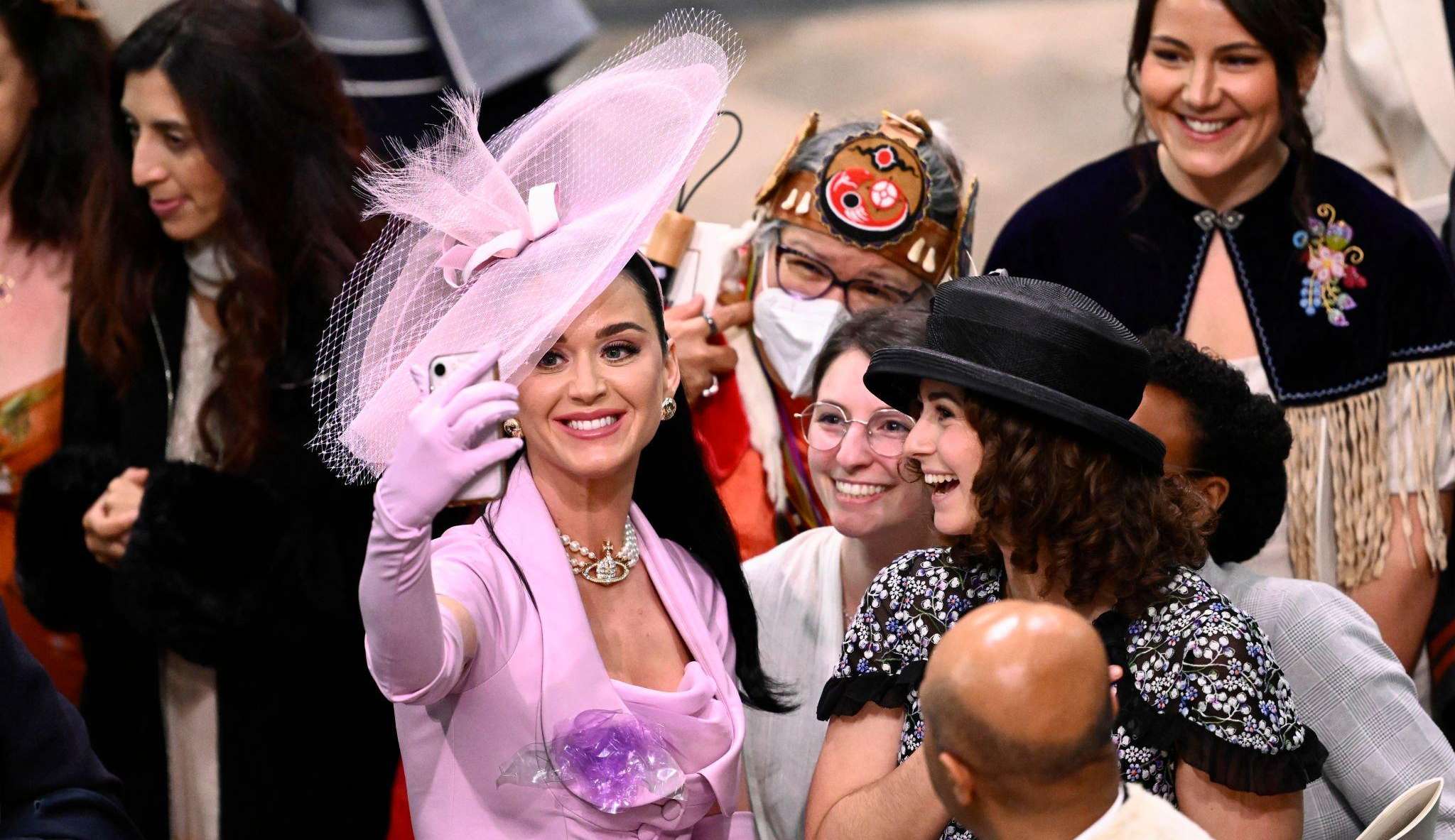 Katy Perry chama atenção sendo tietada em cerimônia de Rei Charles Lorena Bueri