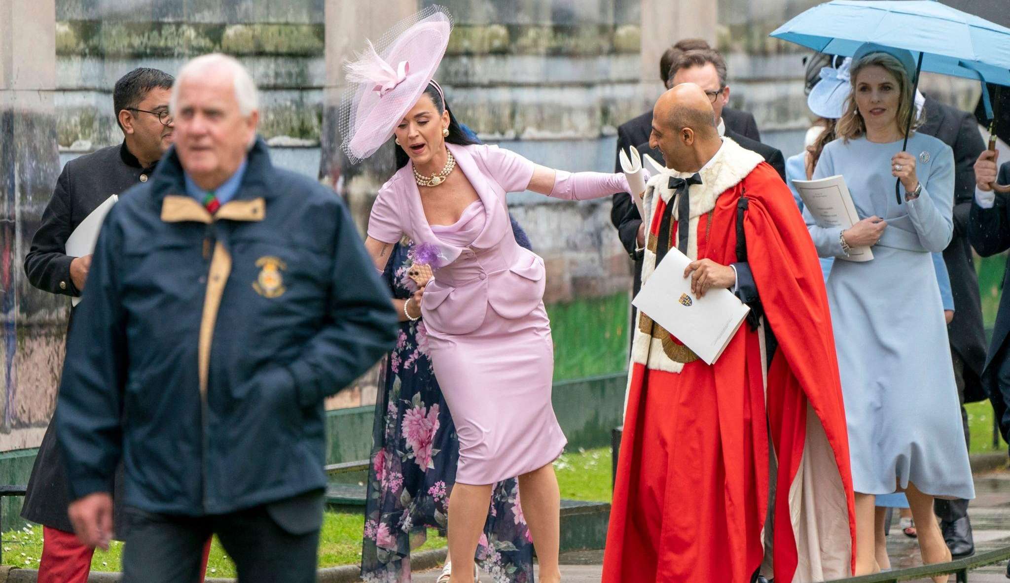 Katy Perry se desequilibra em cerimônia do Rei Charles e quase cai no chão