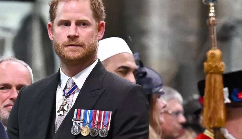 Príncipe Harry comparece à coroação de Charles III mesmo com polêmicas