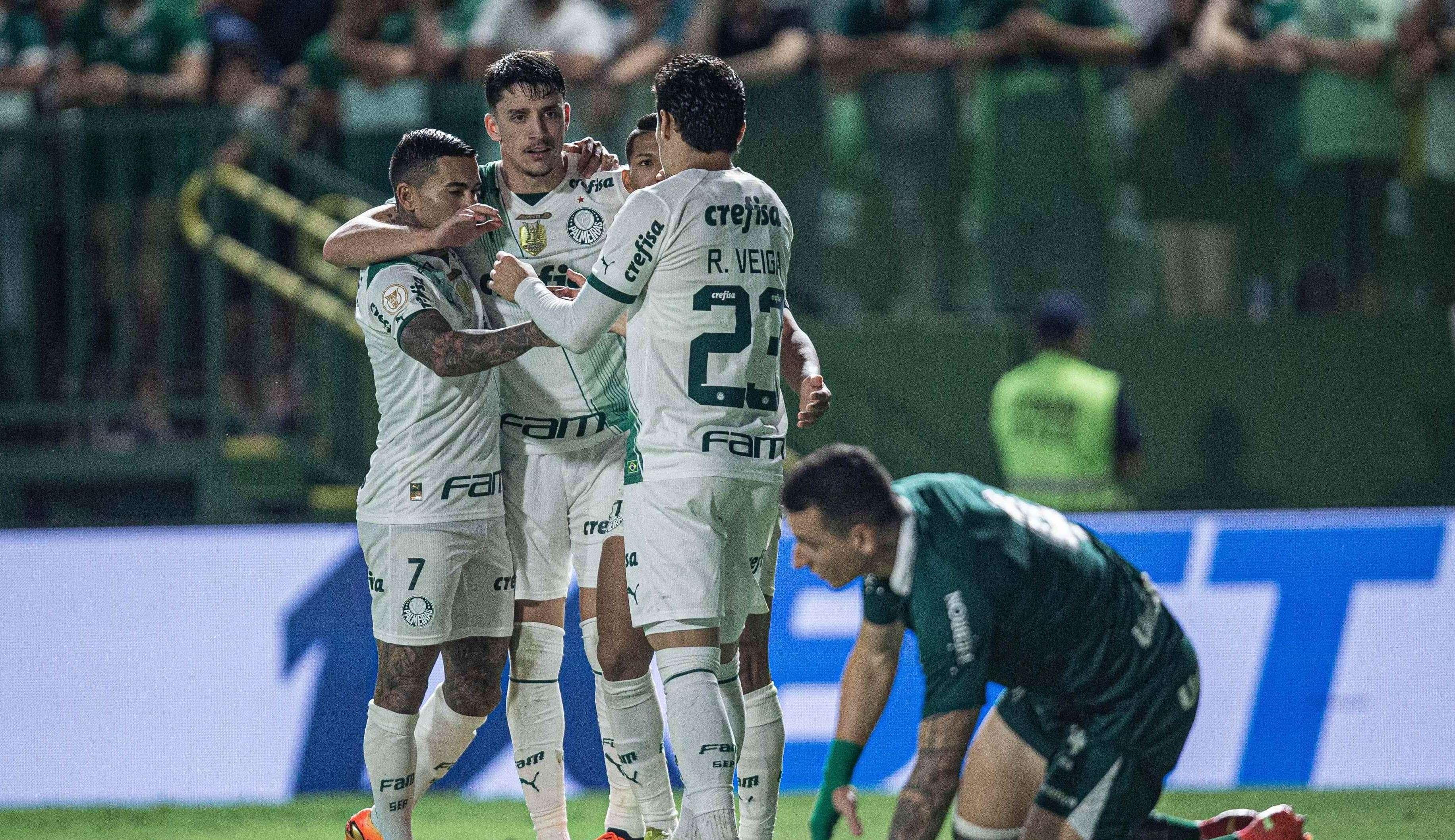 Sem sofrer, Palmeiras goleia Goiás e cola na liderança