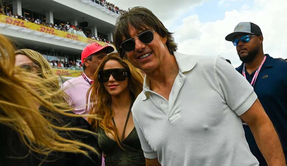 Tom Cruise estaria 'extremamente interessado' em conquistar Shakira, afirma site Lorena Bueri