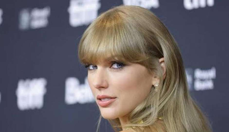 Suposto affair de Taylor Swift é fotografado em show da cantora Lorena Bueri