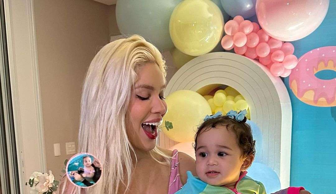Karoline publica fotos em comemoração aos dez meses de sua filha 