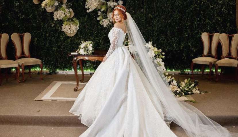 Mirela Janis se casa usando vestido de cristais de R$200 mil Lorena Bueri