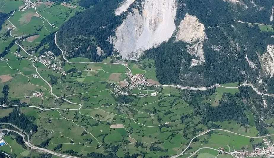 Habitantes evacuam vilarejo na Suíça por risco de deslizamento de rochas Lorena Bueri