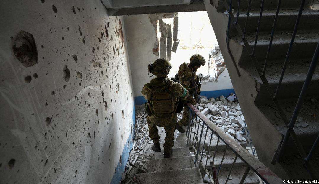 Militares ucranianos avançam em Bakhmut; Ucrânia nega início de contraofensiva