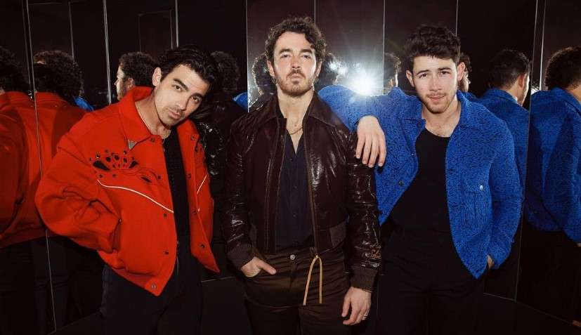 Jonas Brothers lançam álbum inspirado nos anos 70, ouça agora Lorena Bueri