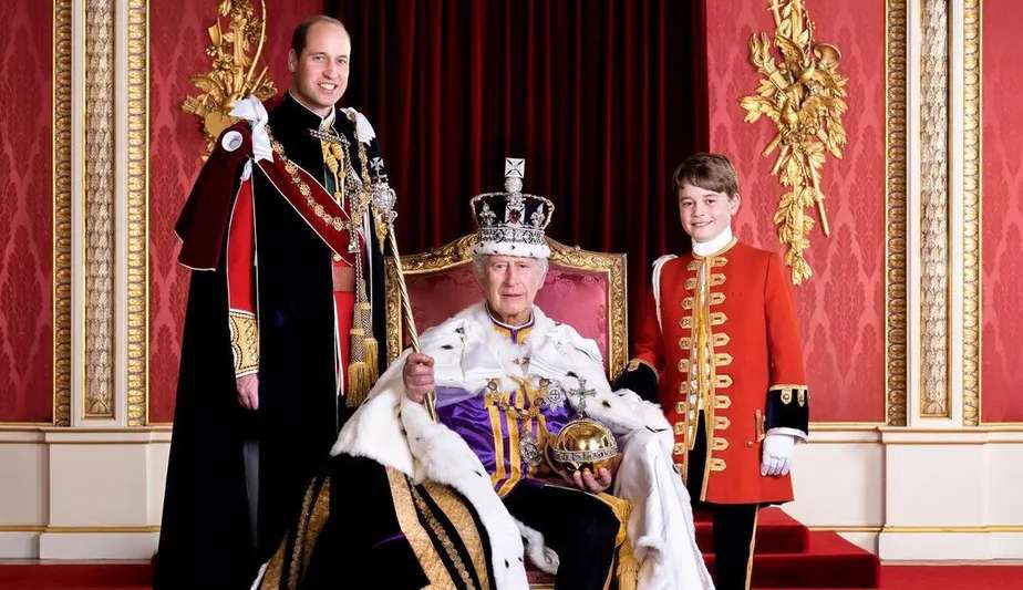 Família Real divulga novas fotos da coroação de Charles III com William e George Lorena Bueri