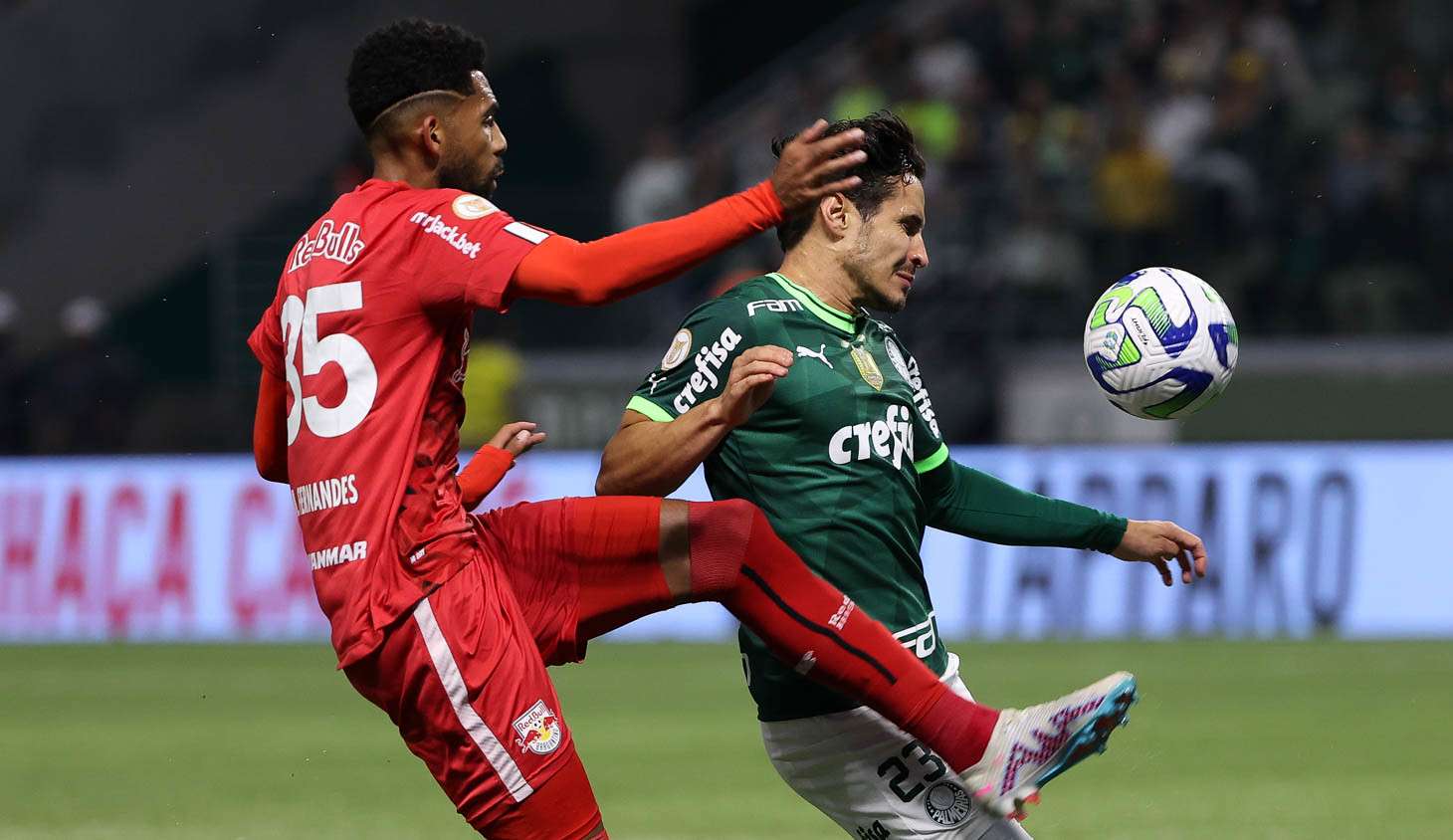 Palmeiras tropeça em casa e fica no empate com o RB Bragantino
