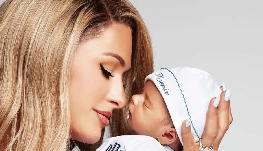 Paris Hilton comemora o seu primeiro dia das mães: 'A experiência mais incrível que eu já tive' Lorena Bueri